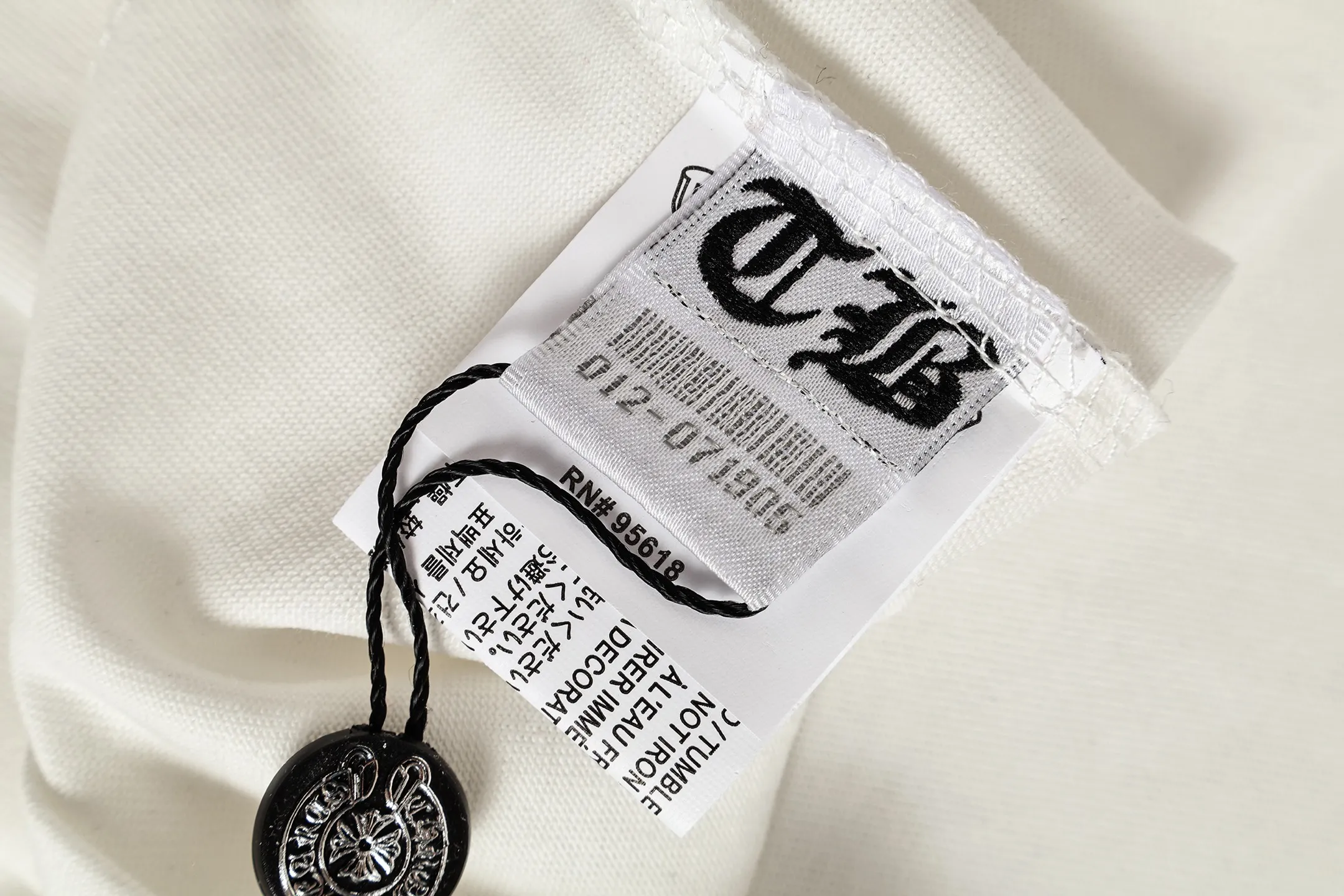 P150 Cross-border model, please do not place an order if you are pursuing quality - Chrome Hearts/Chrome Hearts joint Off white cross-leather short-sleeved T-shirt - High weight, high density, high quality, soft, delicate and skin-friendly wool, soft and silky to the touch, excellent warmth and skin-friendly properties - Custom-woven and custom-dyed, no color difference, no matter the fabric or workmanship details, beat the ordinary version on the market -Colour: black white -Size: S M L XL